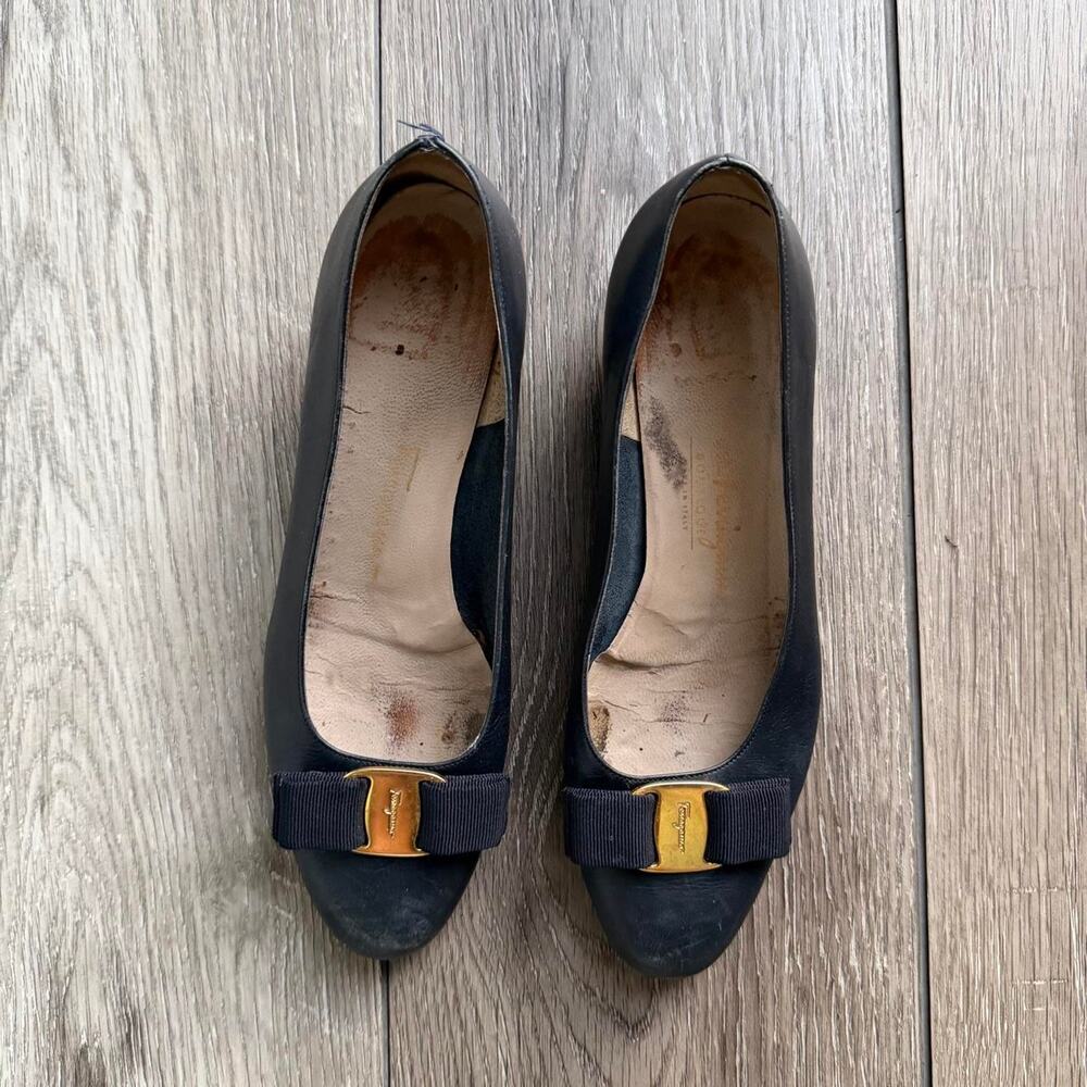 Salvatore Ferragamo Vara Bow Black Leather Pumps Size 7